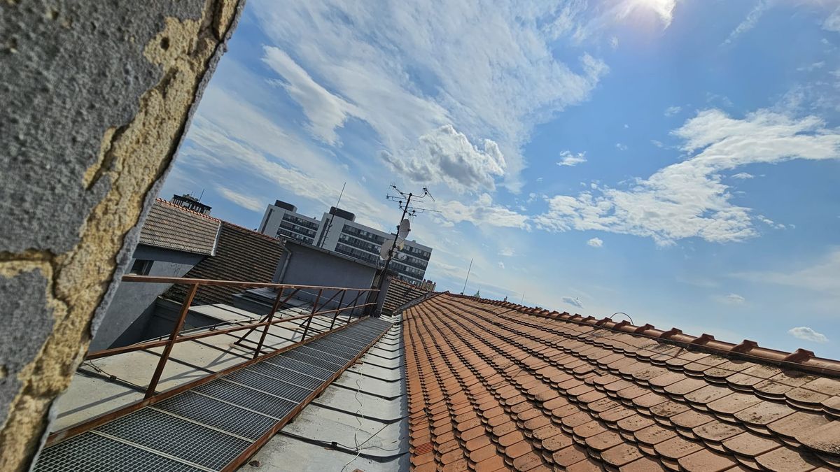 Nešikovný zloděj uprchl na střechu policejního ředitelství v Bratislavě